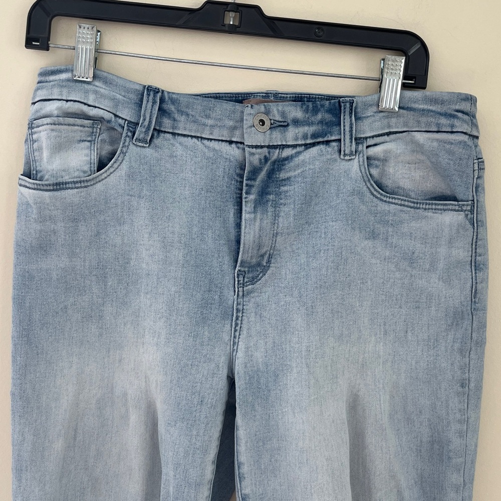 CHICOS Light Blue Ankle Jeans with Floral Embroidered Leg Detail Size 6 - Picture 8 of 14